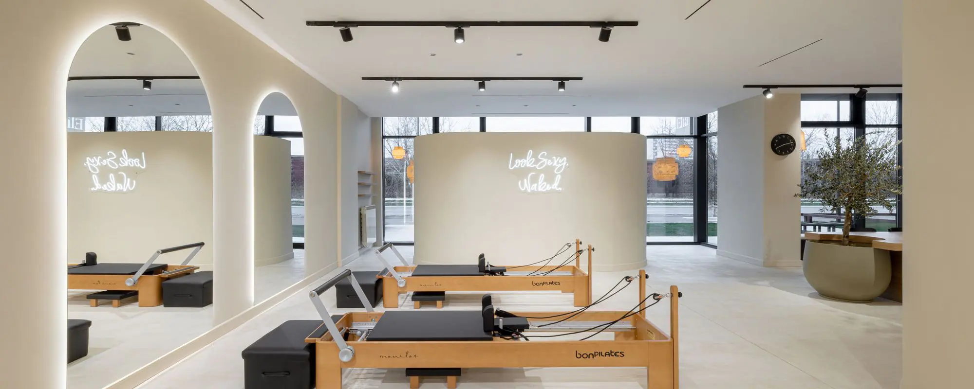 Glavna sala Elia Boutique Pilates studija na Novom Beogradu sa drvenim reformerima i prirodnim svetlom